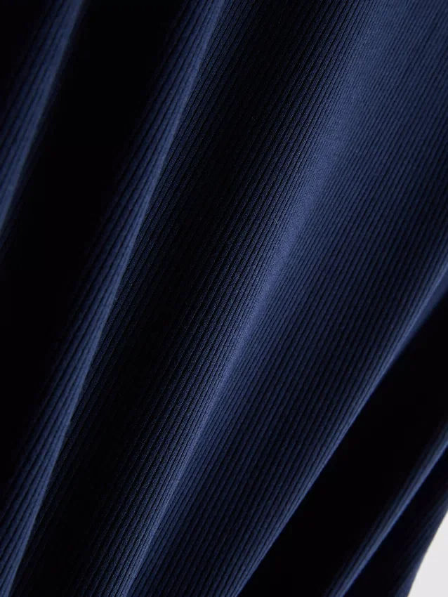 Vestido mini tipo camiseta ajustado con costuras acanaladas