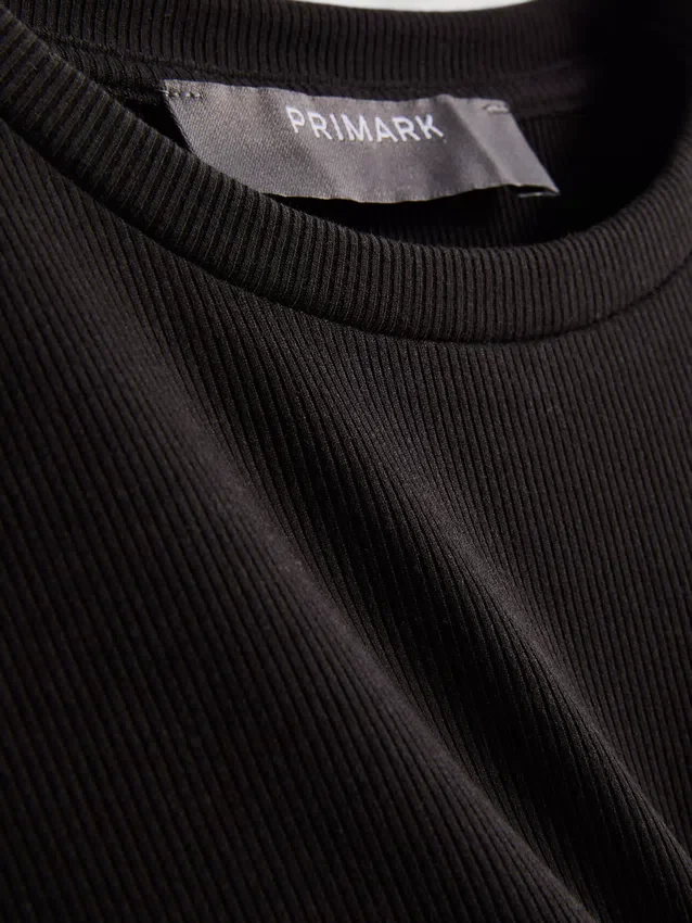 Vestido mini tipo camiseta ajustado con costuras acanaladas