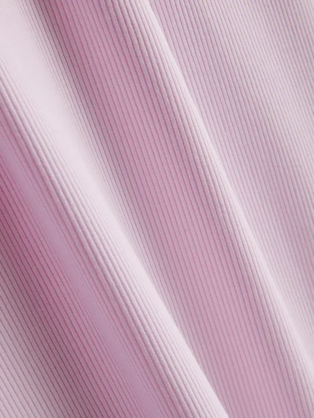 Vestido mini tipo camiseta ajustado con costuras acanaladas
