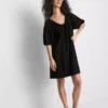 Vestido mini tipo smock con mangas abullonadas