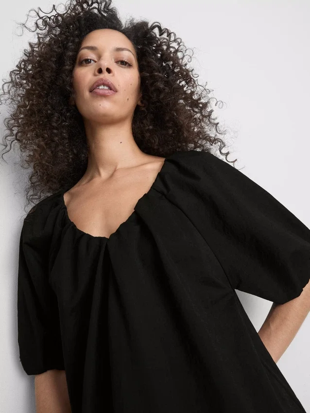 Vestido mini tipo smock con mangas abullonadas