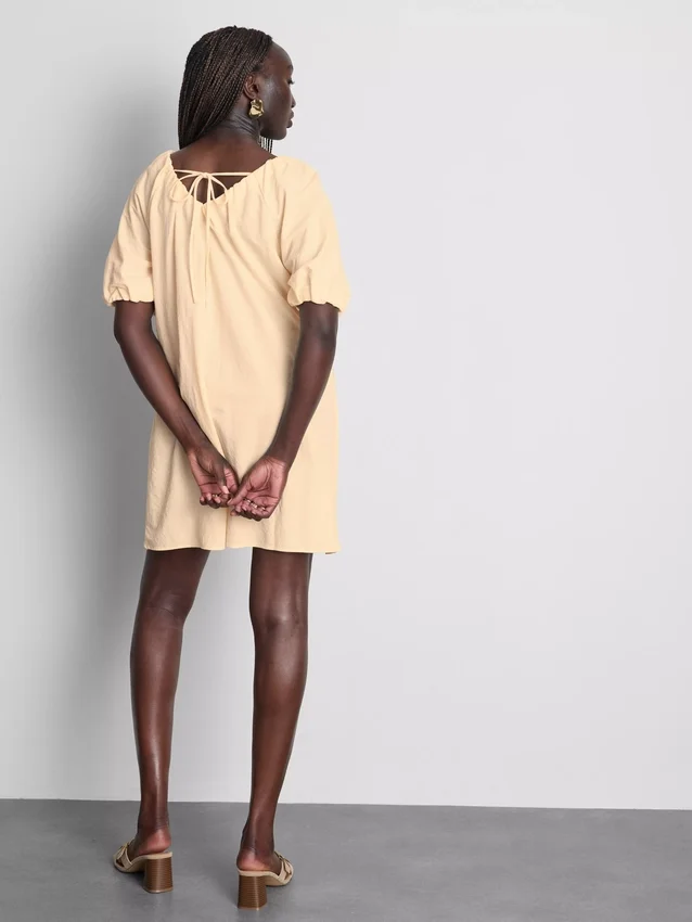 Vestido mini tipo smock con mangas abullonadas