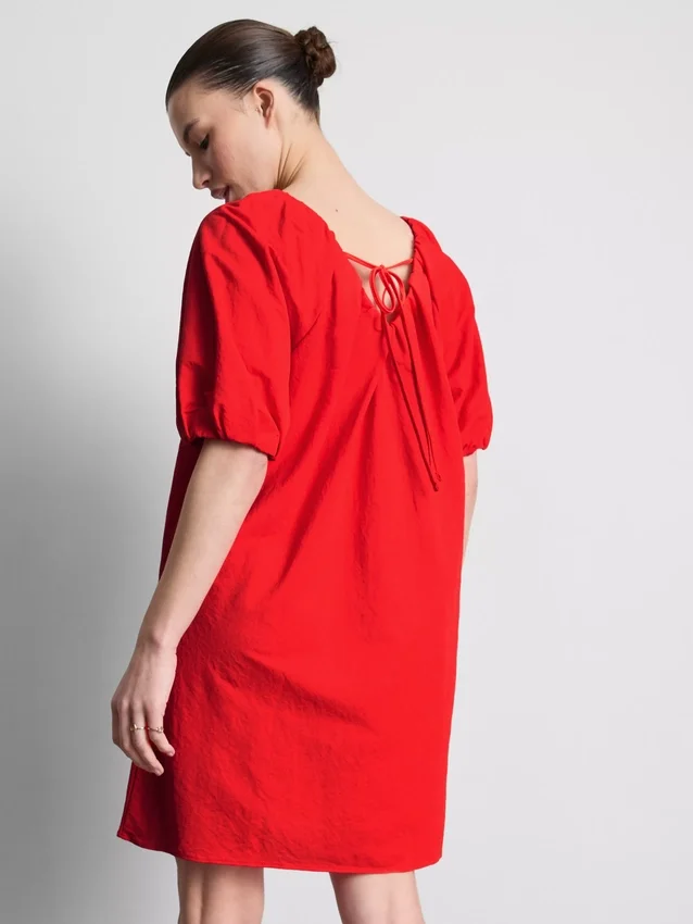 Vestido mini tipo smock con mangas abullonadas