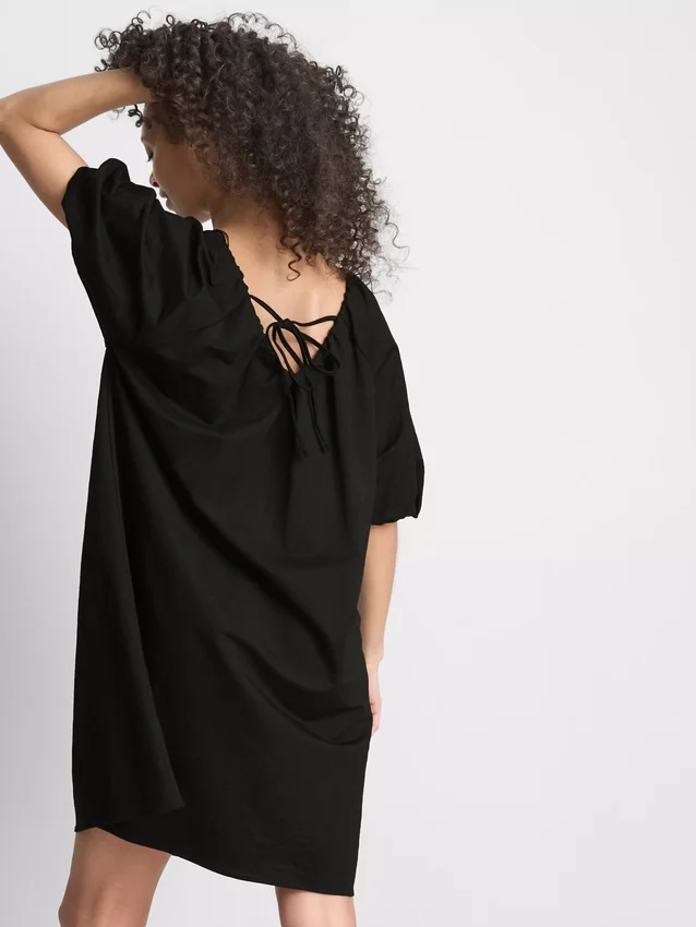 Vestido mini tipo smock con mangas abullonadas