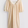 Vestido mini tipo smock con mangas abullonadas