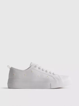 Zapatillas con margaritas bordadas
