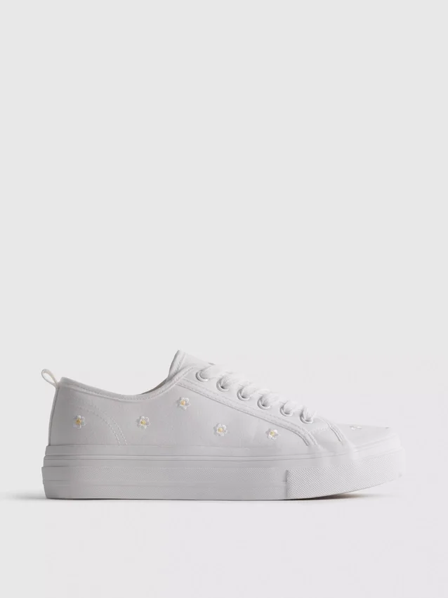 Zapatillas con margaritas bordadas