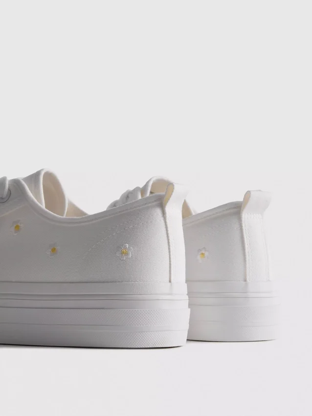 Zapatillas con margaritas bordadas