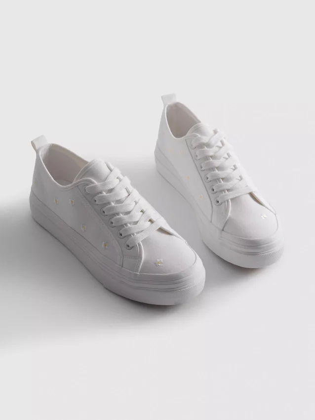 Zapatillas con margaritas bordadas