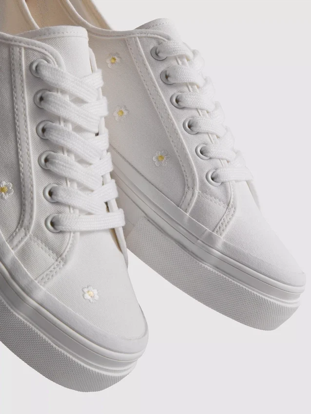 Zapatillas con margaritas bordadas