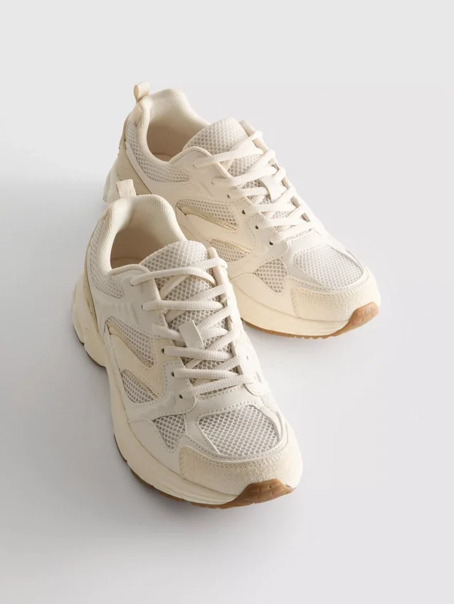 Zapatillas con paneles de malla gruesa