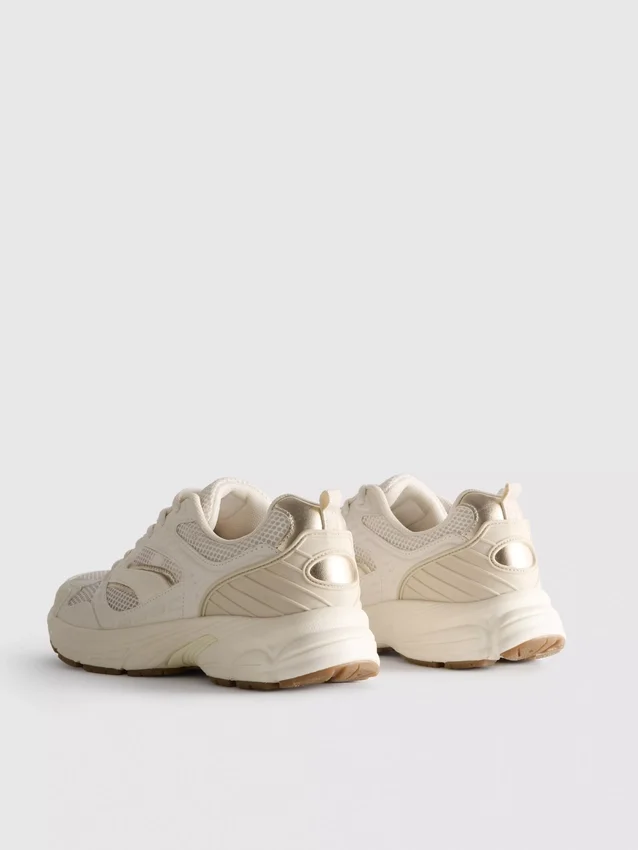 Zapatillas con paneles de malla gruesa