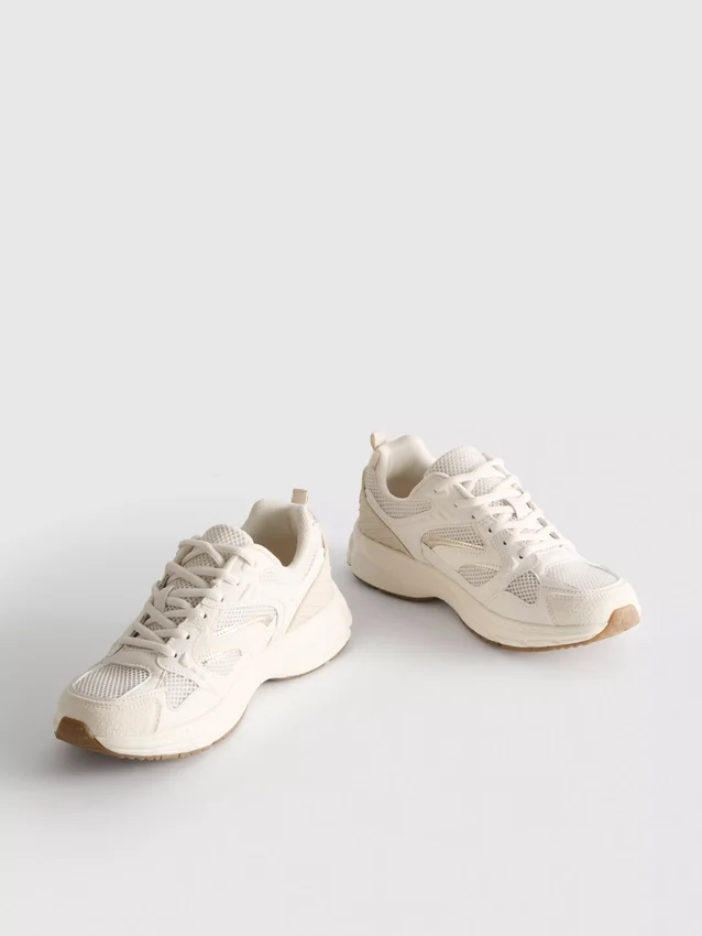 Zapatillas con paneles de malla gruesa