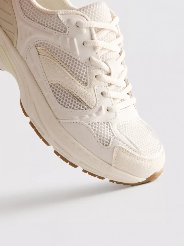Zapatillas con paneles de malla gruesa