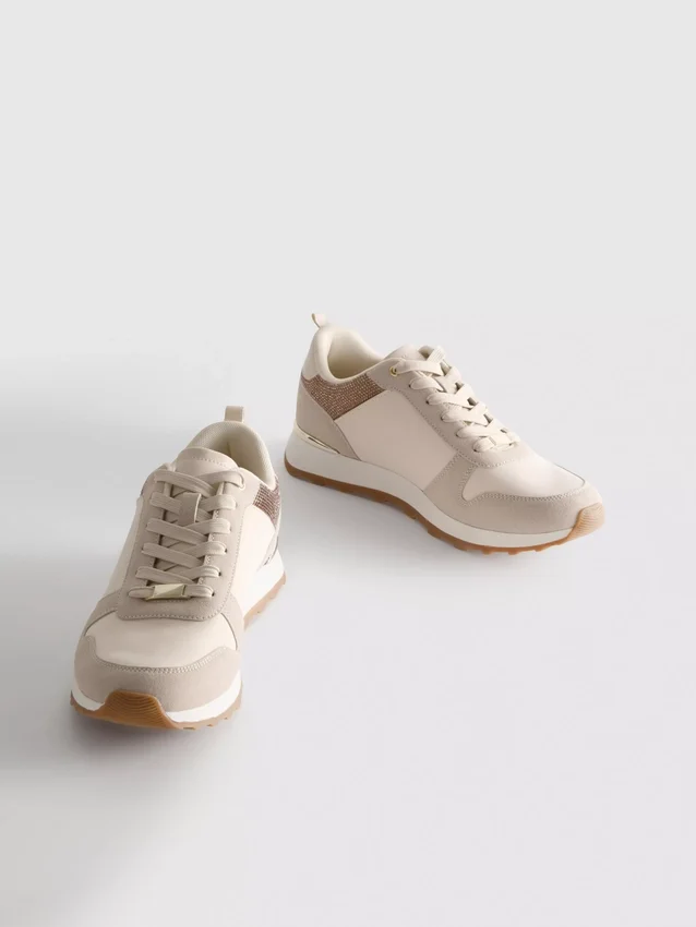 Zapatillas de caña baja con detalles de diamantes