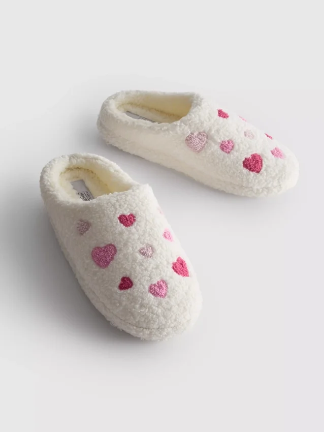 Zapatillas de casa de felpa con diseño de corazón