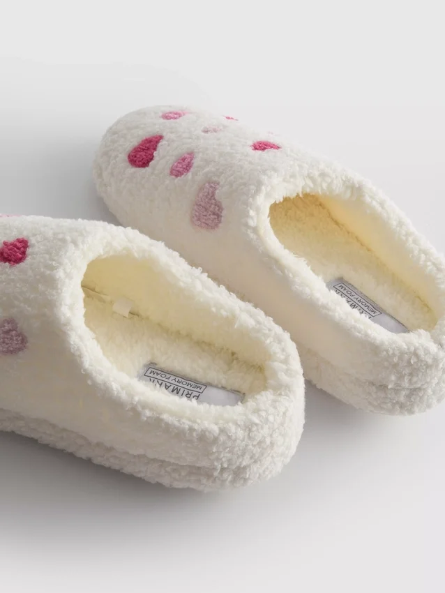 Zapatillas de casa de felpa con diseño de corazón