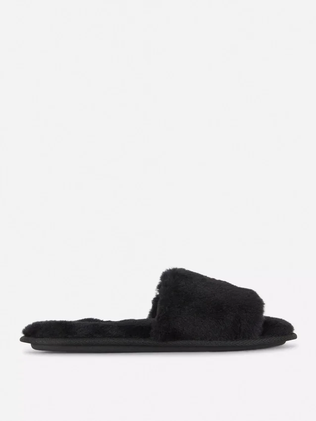 Zapatillas de casa mullidas con tiras cruzadas