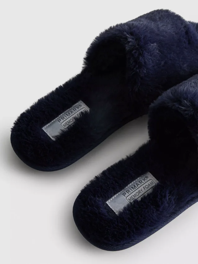 Zapatillas de casa mullidas con tiras cruzadas
