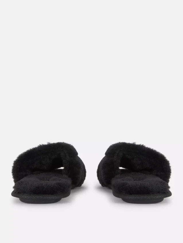 Zapatillas de casa mullidas con tiras cruzadas