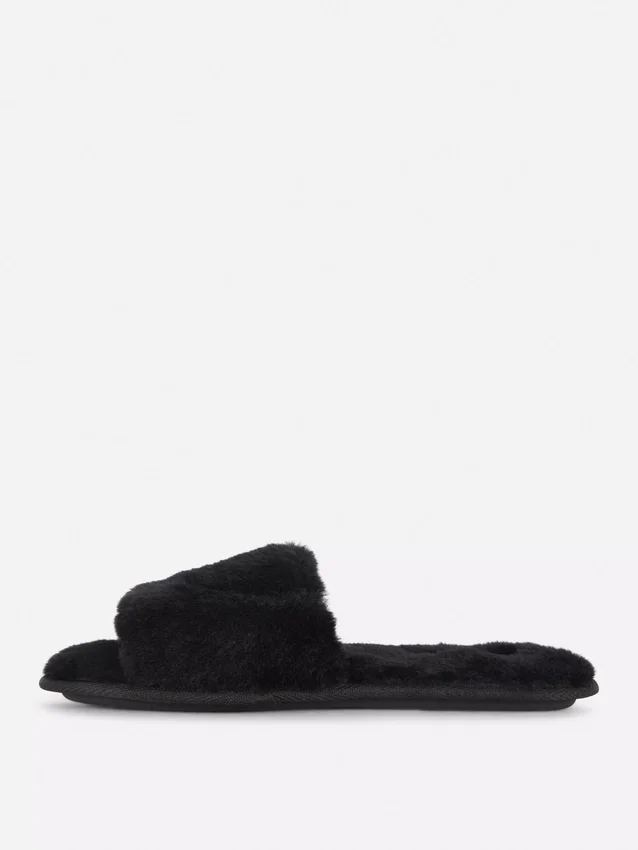 Zapatillas de casa mullidas con tiras cruzadas