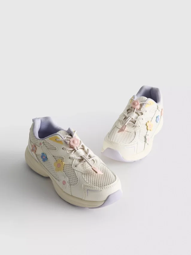 Zapatillas de suela gruesa con detalles florales