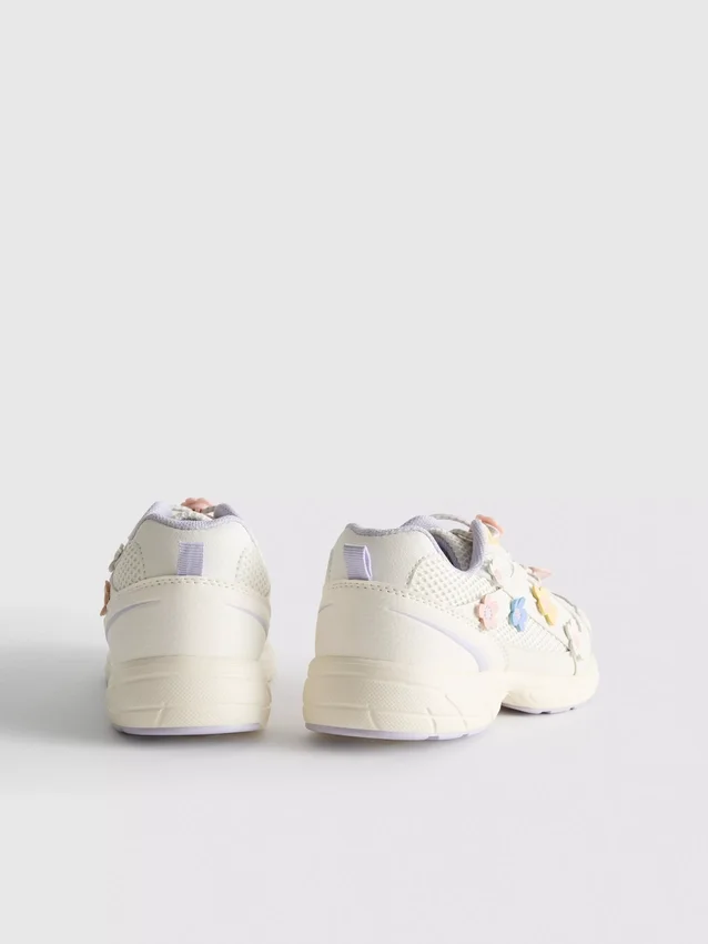 Zapatillas de suela gruesa con detalles florales