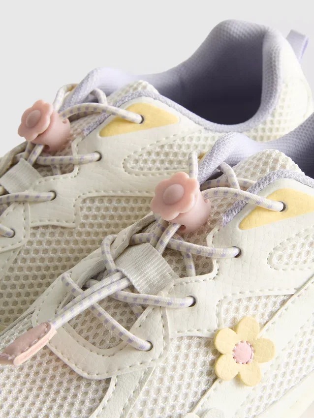 Zapatillas de suela gruesa con detalles florales