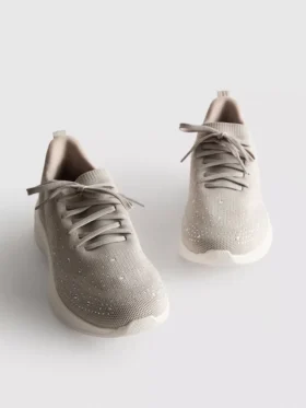 Zapatillas sin cordones con detalles de diamantes