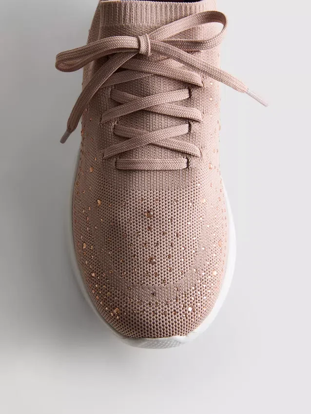 Zapatillas sin cordones con detalles de diamantes