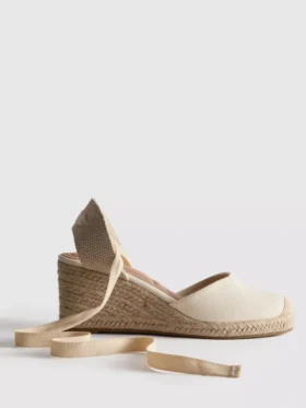 Zapatos de cuña con puntera cerrada y cordones