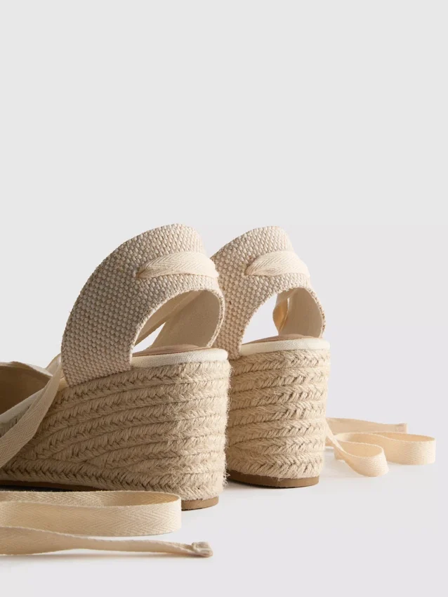 Zapatos de cuña con puntera cerrada y cordones