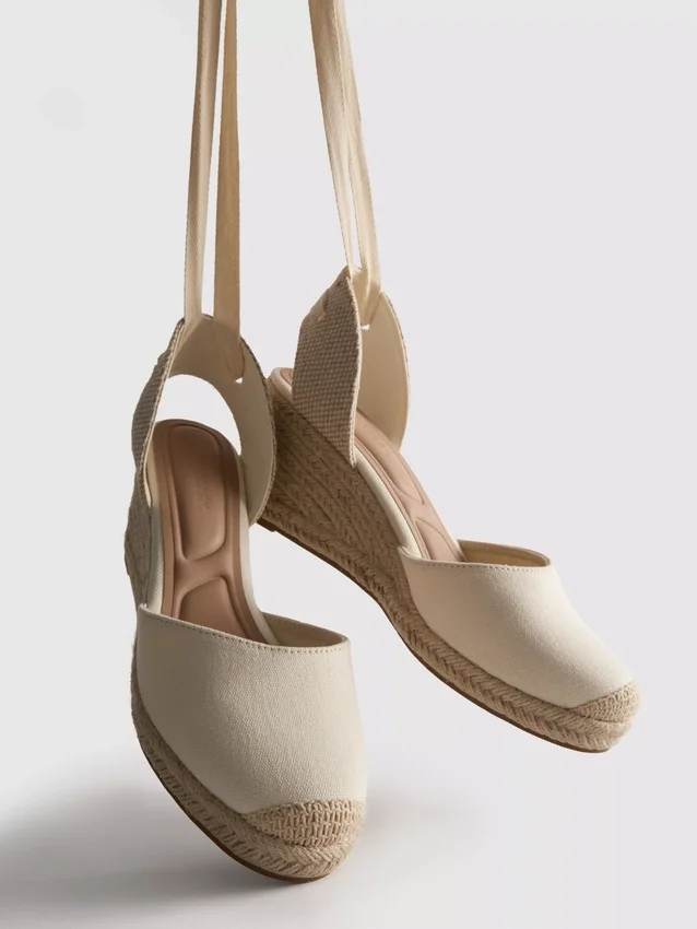 Zapatos de cuña con puntera cerrada y cordones