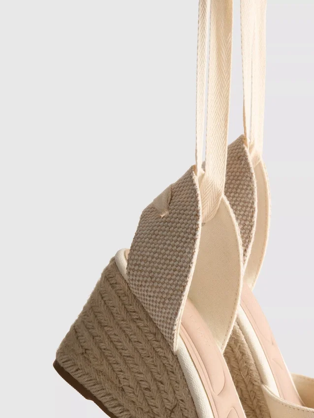 Zapatos de cuña con puntera cerrada y cordones