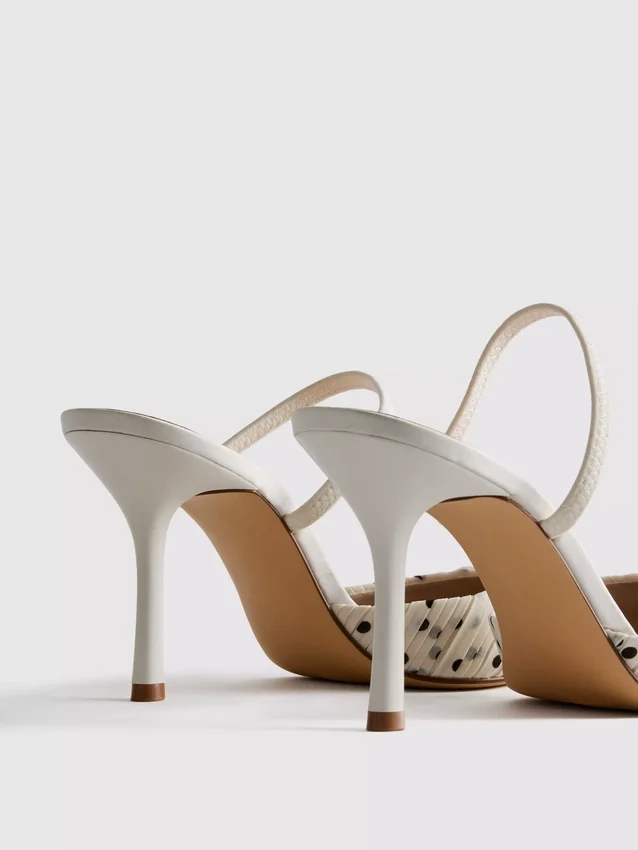 Zapatos de punta con lunares