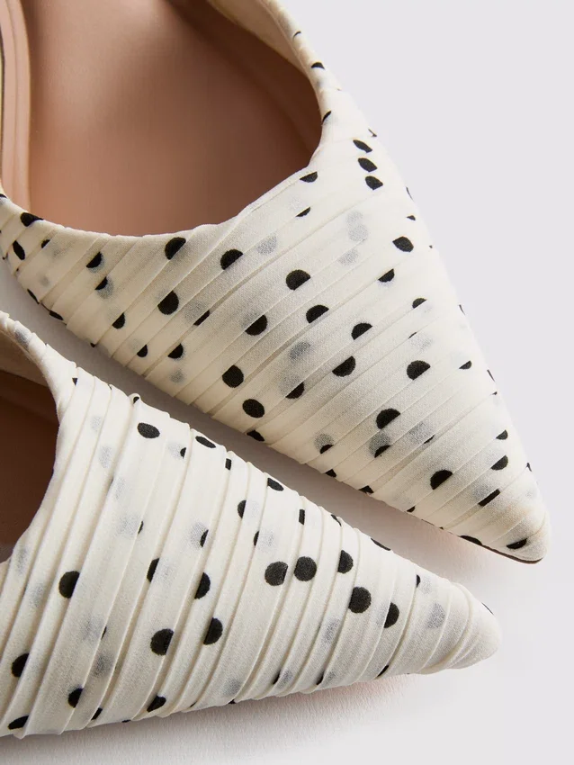Zapatos de punta con lunares