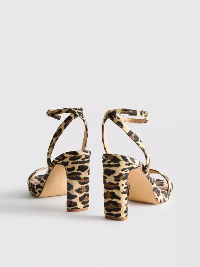 Zapatos de tacón con plataforma y textura de leopardo