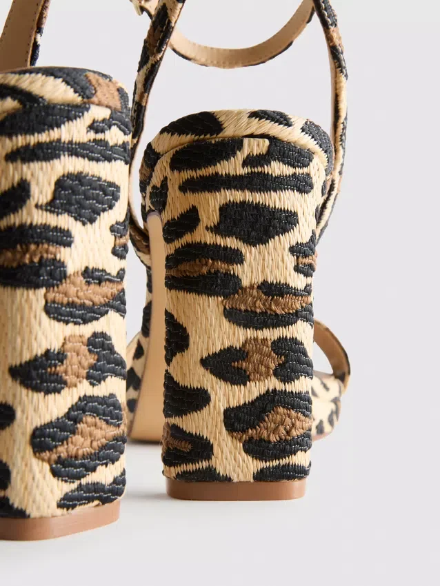 Zapatos de tacón con plataforma y textura de leopardo