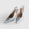 Zapatos de tacón de satén con punta y diamantes
