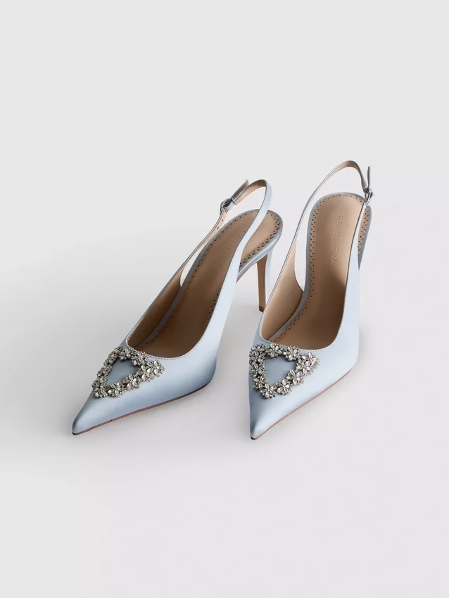 Zapatos de tacón de satén con punta y diamantes