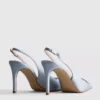 Zapatos de tacón de satén con punta y diamantes