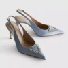 Zapatos de tacón de satén con punta y diamantes