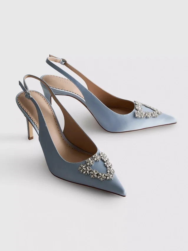 Zapatos de tacón de satén con punta y diamantes