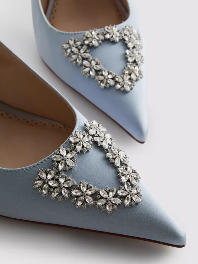 Zapatos de tacón de satén con punta y diamantes