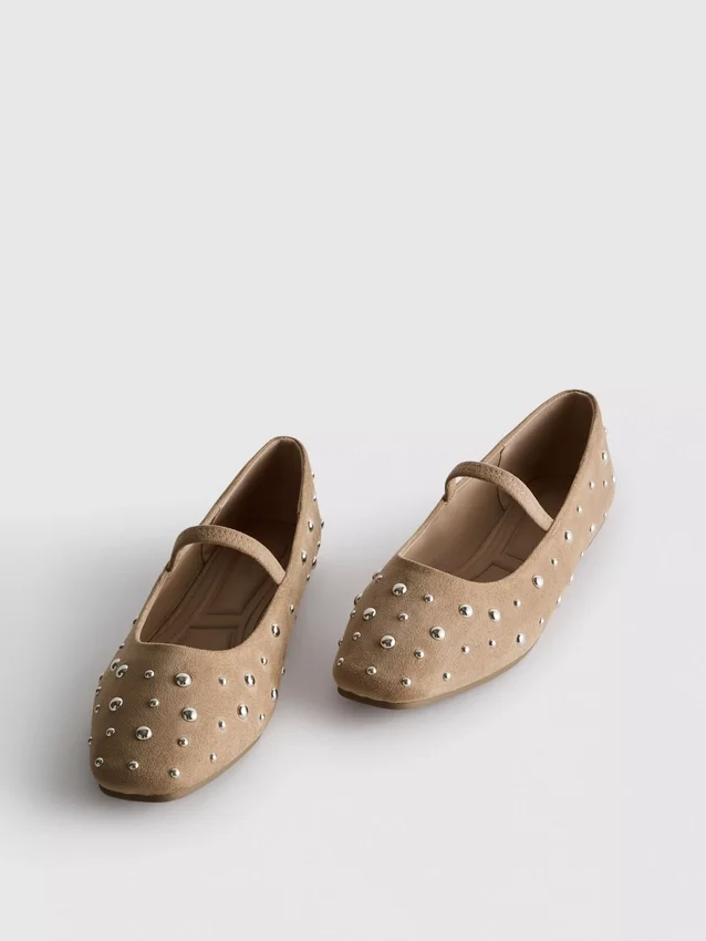 Zapatos Mary Jane con tachuelas