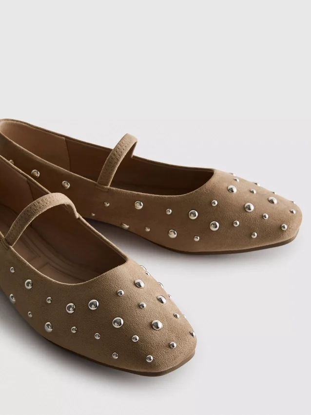 Zapatos Mary Jane con tachuelas