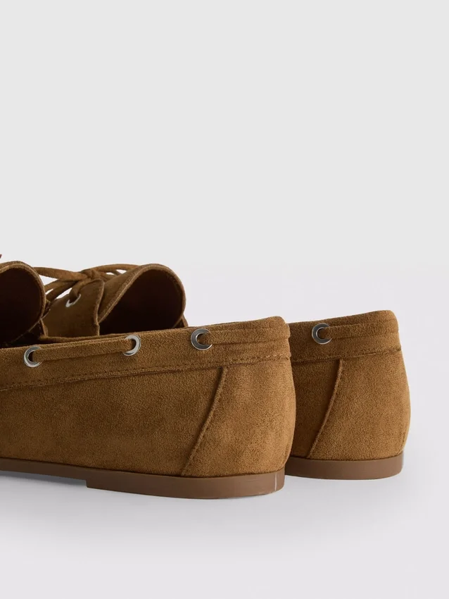 Zapatos náuticos con detalle de cordones