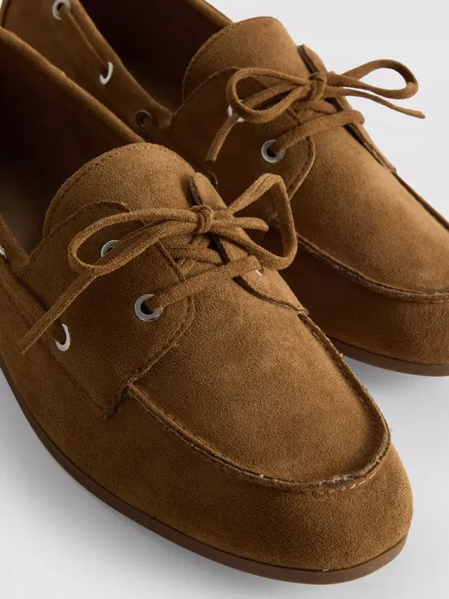 Zapatos náuticos con detalle de cordones