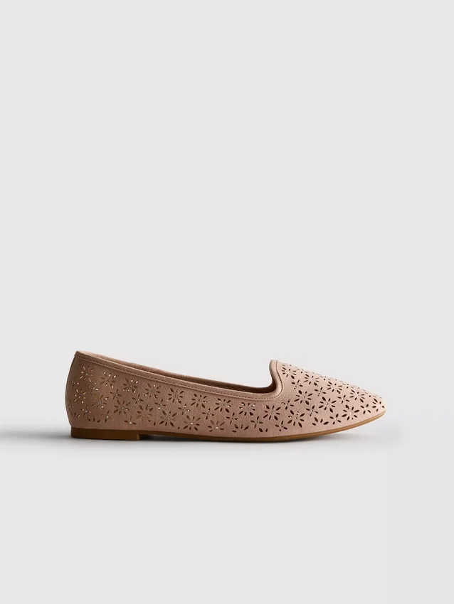 Zapatos planos con aberturas