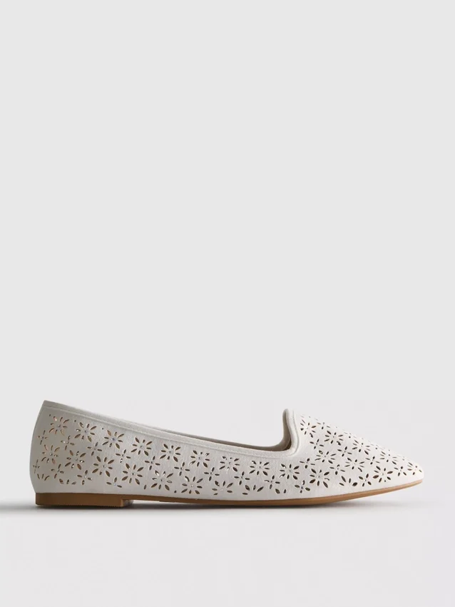Zapatos planos con aberturas
